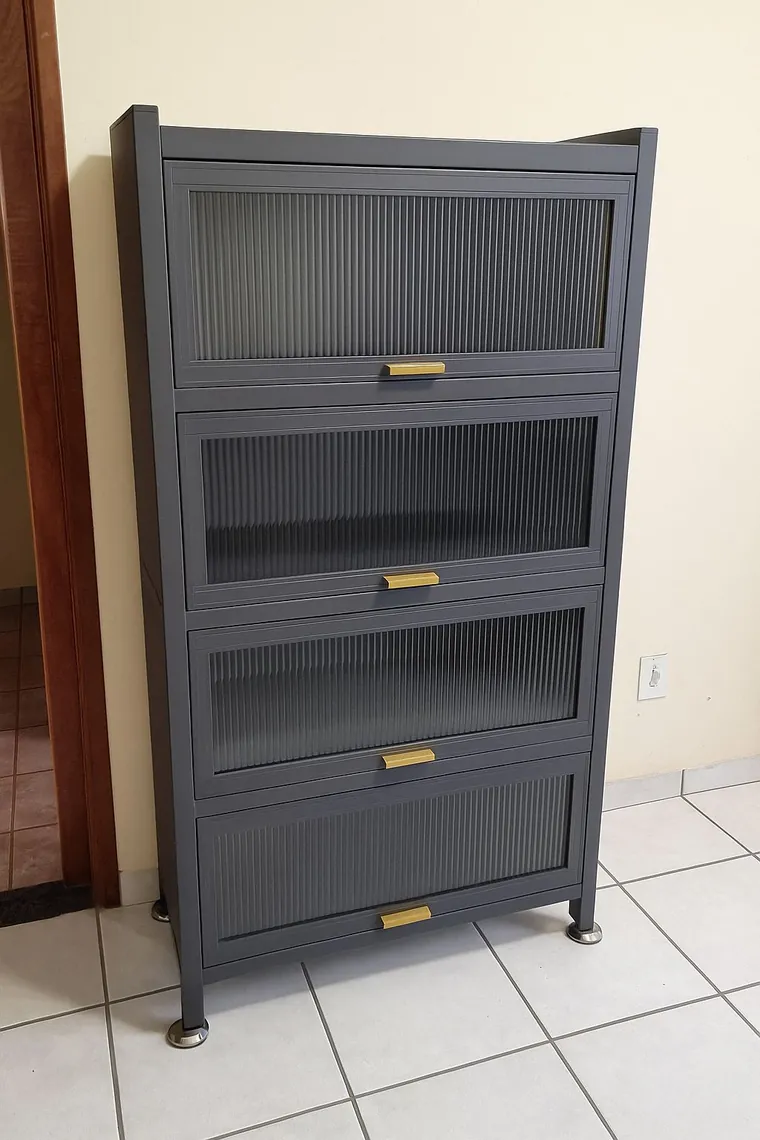 Armario FlexHome de acero reforzado visto en ángulo
